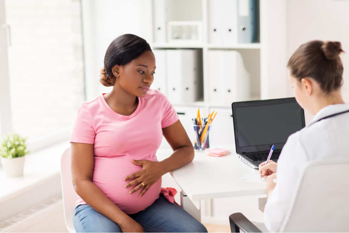 Pregnancy supplements pregnant woman with a practitioner