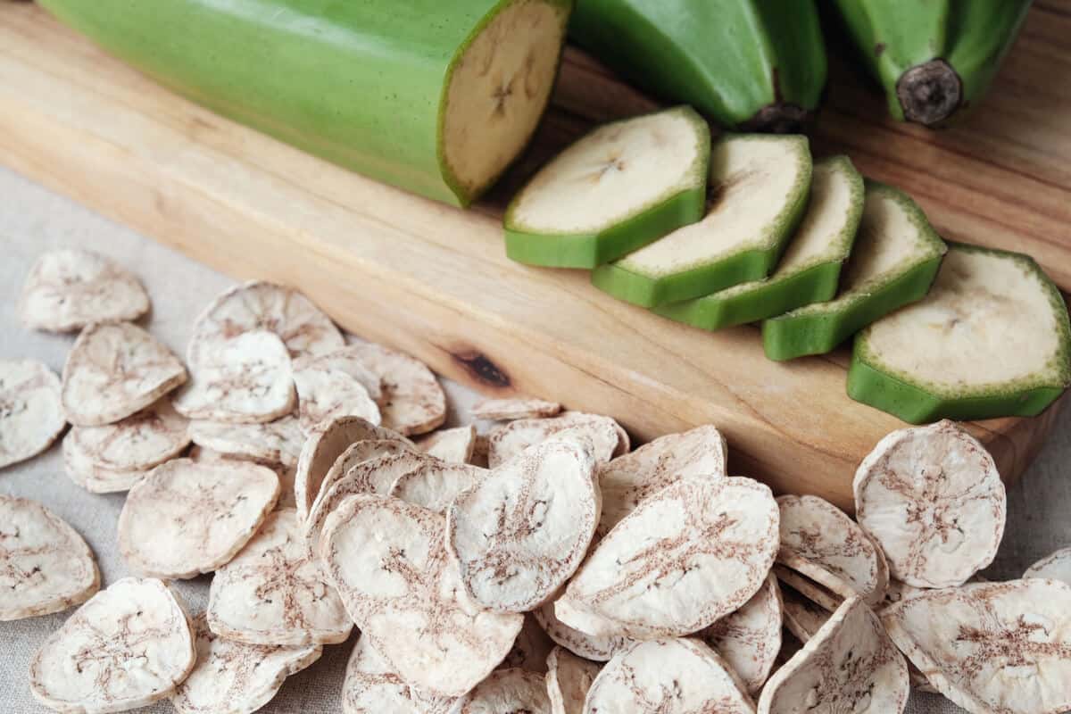 Sliced green bananas 