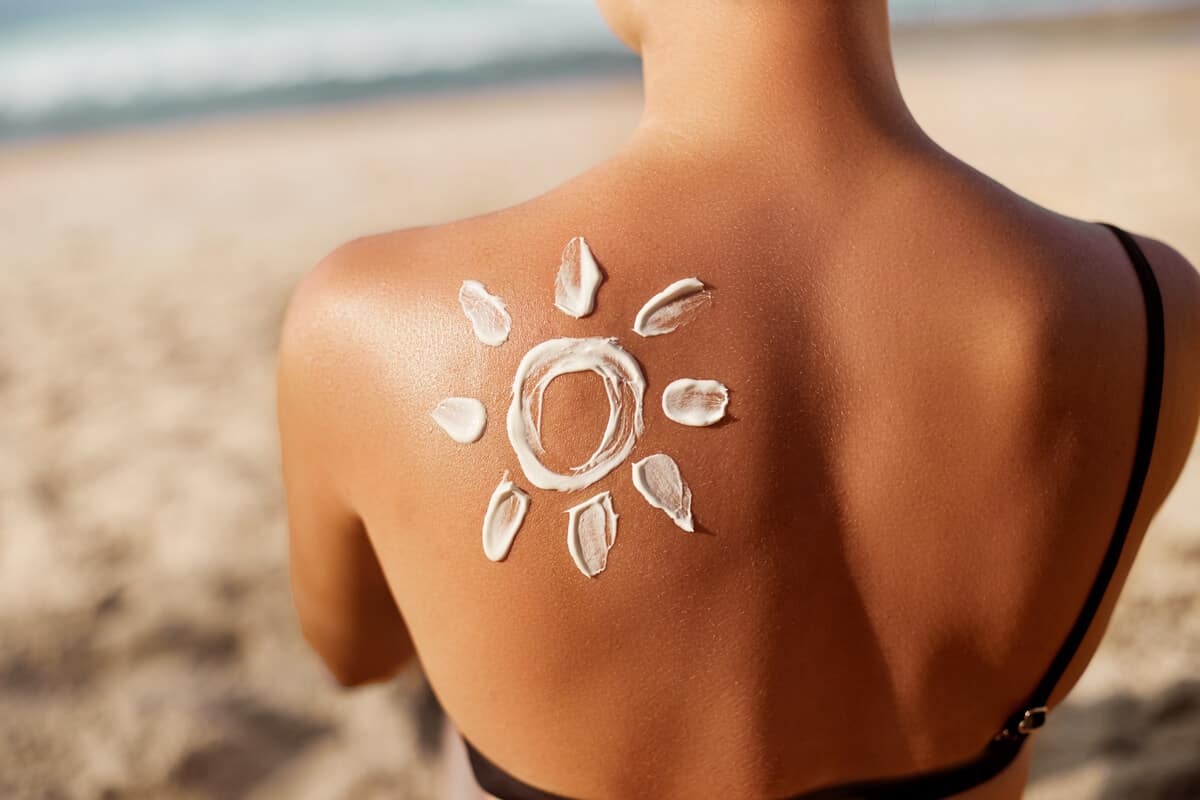 natural sunburn relief woman's back with sunscreen in the shape of a sun