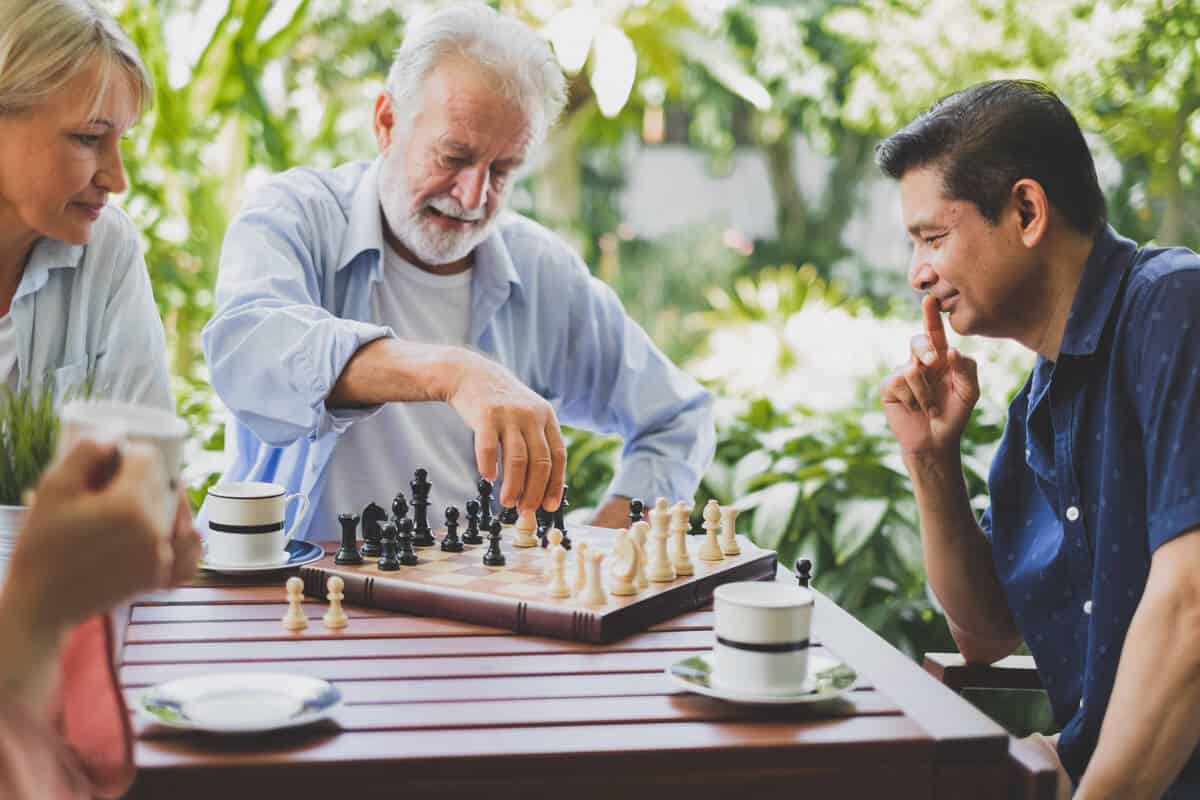 benefits of ginkgo biloba people playing chess